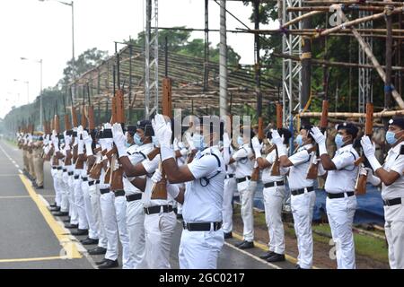 Kolkata, India. 05 agosto 2021. Partecipanti in uniforme militare completa durante le prove di parata. L'India lancerà celebrazioni di un anno dall'agosto 2021 per commemorare i 75 anni di indipendenza. La prova parata è già iniziata dal dipartimento di polizia secondo il programma previsto dal governo del Bengala Occidentale. Il governo del Bengala occidentale ha deciso di osservare questa giornata di buon auspicio, mantenendo norme rigorose, in quanto la situazione pandemica del Covid19 è ancora attiva e vi è un allarme della terza ondata. (Foto di Sukhomoy Sen/Pacific Press/Sipa USA) Credit: Sipa USA/Alamy Live News Foto Stock