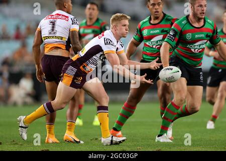 SYDNEY, AUSTRALIA - 08 APRILE: Thomas Dearden dei Broncos passa il pallone durante il quinto round NRL match tra i Rabbitohs di Sydney Sud e i Broncos di Brisbane allo Stadium Australia il 08 aprile 2021 a Sydney, Australia. Credit: Pete Dovgan/Speed Media/Alamy Live News Foto Stock