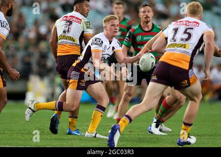 SYDNEY, AUSTRALIA - 08 APRILE: Thomas Dearden dei Broncos passa il pallone durante il quinto round NRL match tra i Rabbitohs di Sydney Sud e i Broncos di Brisbane allo Stadium Australia il 08 aprile 2021 a Sydney, Australia. Credit: Pete Dovgan/Speed Media/Alamy Live News Foto Stock