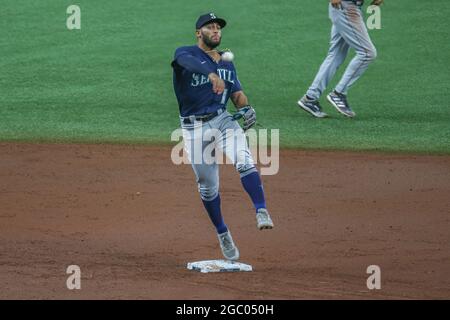 San Pietroburgo, Florida. USA; Seattle Mariners terzo baseman Abraham Toro (13) gira un doppio gioco tagging secondo e gettando per l'uscita al primo durante Foto Stock