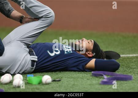 San Pietroburgo, Florida. USA; Seattle Mariners shortstop J.P. Crawford (3) si allunga e lavora con l'allenatore atletico durante i riscaldamenti prima di un maggiore l Foto Stock