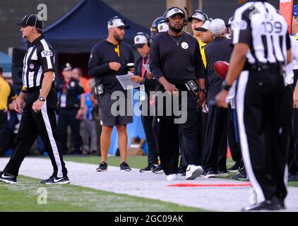 5 agosto 2021: Capo allenatore Mike Tomlin durante la partita dei Pittsburgh Steelers vs Dallas Cowboys al Tom Benson Stadium di Canton, Ohio. Jason Pohuski/CSM Foto Stock