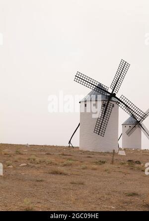 Mulini a vento bianchi tradizionali in campagna a Castilla la Mancha, Spagna Foto Stock