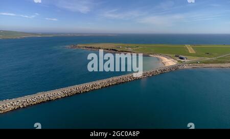 Una vista aerea delle barriere Churchill a Orkney, Scozia, Regno Unito Foto Stock