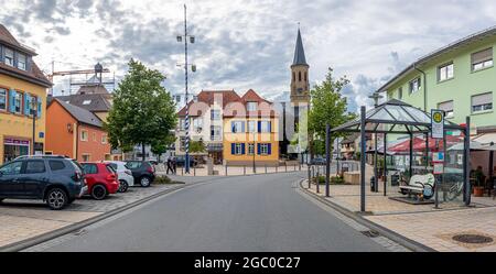 Meckesheim, Germania: 5 agosto 2021: Piazza del villaggio della comunità di Meckesheim nel sud della Germania con la chiesa protestante e il municipio Foto Stock