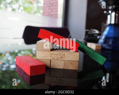 KOLKATA, INDIA - 05 agosto 2021: Gioco di Jenga su sfondo bianco.blocchi di legno colorato stack gioco sul tavolo con copy-space, concetto di sfondo. Foto Stock