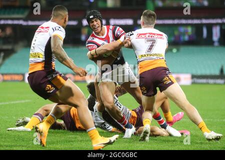 SYDNEY, AUSTRALIA - MAGGIO 22: Joseph Suaalii dei Rooster viene affrontato durante il round undici NRL match tra i Sydney Rooster e Brisbane Broncos al Sydney Cricket Ground il 22 maggio 2021 a Sydney, Australia. Credit: Pete Dovgan/Speed Media/Alamy Live News Foto Stock
