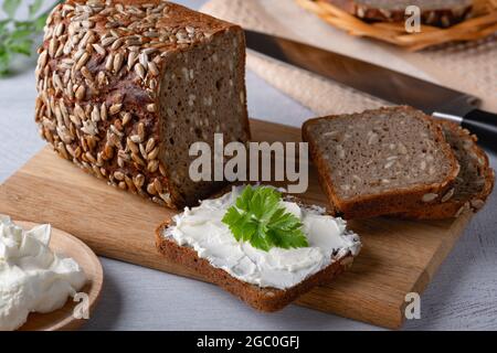 Pane di segale fatto in casa su un tagliere di legno Foto Stock