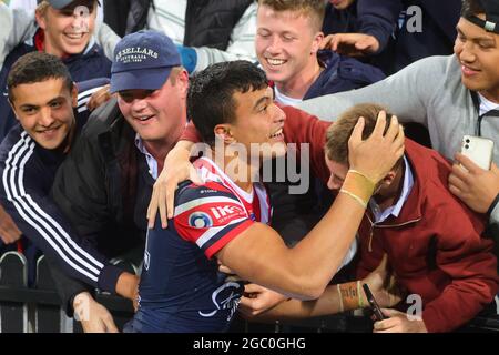 SYDNEY, AUSTRALIA - MAGGIO 22: Joseph Suaalii dei Rooster con compagni dopo la partita durante il round undici NRL match tra i Sydney Rooster e Brisbane Broncos al Sydney Cricket Ground il 22 maggio 2021 a Sydney, Australia. Credit: Pete Dovgan/Speed Media/Alamy Live News Foto Stock