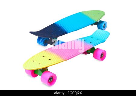Due skateboard in plastica Rainbow Penny su sfondo bianco Foto Stock