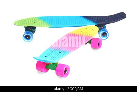 Due skateboard in plastica Rainbow Penny su sfondo bianco Foto Stock