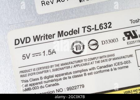 Etichetta di carta sul retro di un Toshiba-Samsung reso portatile rimovibile DVD Writer Made in the Philippines. Per parti off-shoring, tecnologia ottica. Foto Stock