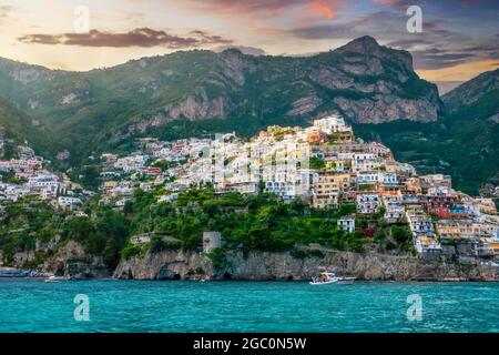 Ampia vista su Positano, l'elegante località balneare della Costiera Amalfitana in Italia. Foto Stock