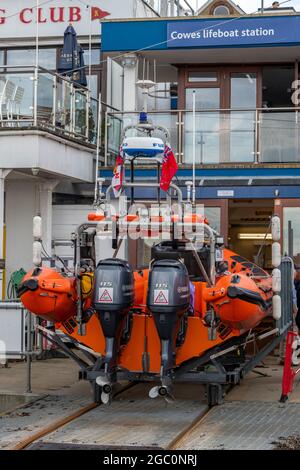 Scialuppa di salvataggio costiera di Cowes, RNLI cowes Isle of Wight, istituzione nazionale reale di imbarcazioni di salvataggio, Atlantic 85, barca gonfiabile rigida, barca di salvataggio, salvataggio costiera Foto Stock