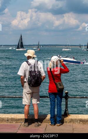 settimana dei cowes, isola di wight, regata di yacht, spettacolo alla settimana dei cowes, spettatori alla settimana dei cowes, osservazione delle barche che guardano le gare di vela, regata. Foto Stock