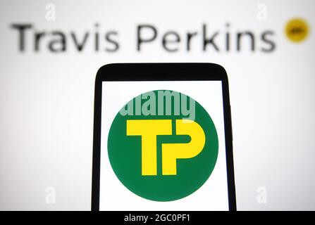 Ucraina. 06 agosto 2021. In questa illustrazione fotografica, sullo schermo di uno smartphone e di un pc viene visualizzato il logo Travis Perkins plc. (Foto di Pavlo Gonchar/SOPA Images/Sipa USA) Credit: Sipa USA/Alamy Live News Foto Stock