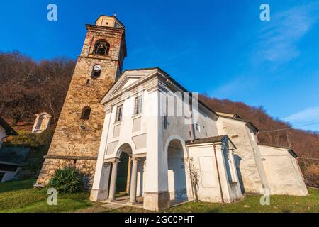 Pellio con Breia, Vercelli, Italia - Vista esterna della Chiesa di San Bernardo in una giornata di sole Foto Stock