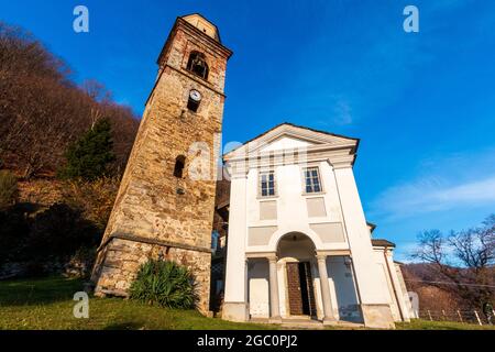 Pellio con Breia, Vercelli, Italia - Vista esterna della Chiesa di San Bernardo in una giornata di sole Foto Stock