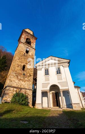 Pellio con Breia, Vercelli, Italia - Vista esterna della Chiesa di San Bernardo in una giornata di sole Foto Stock