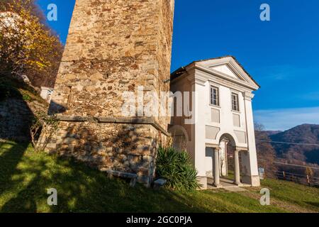 Pellio con Breia, Vercelli, Italia - Vista esterna della Chiesa di San Bernardo in una giornata di sole Foto Stock