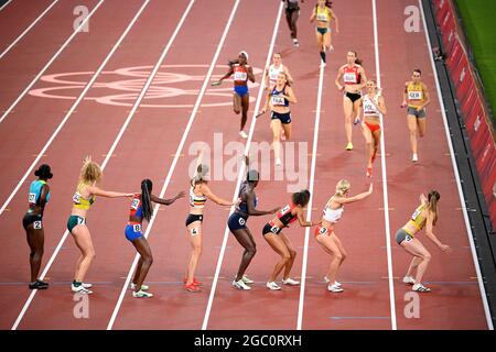 I corridori in azione, a destra il relè tedesco con Corinna SCHWAB (GER), Carolina KRAFZIK (GER), Laura MUELLER (MULLER, Muller, GER) Ruth Sophia SPELMEYER-PREUSS (GER) Atletica, 4x 400m relè di donne, 4 x 400m relè Semifinale, il 5 agosto, dalle Olimpiadi estive del 2020 luglio 2021. - 08.08.2021 a Tokyo/Giappone. Foto Stock