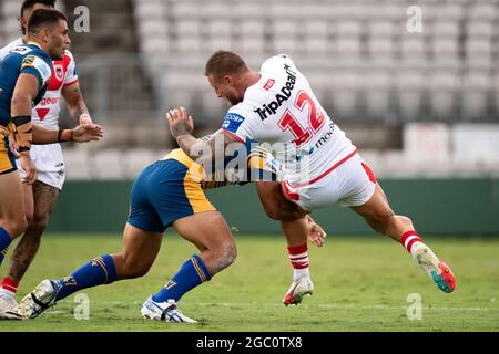 SYDNEY, AUSTRALIA - FEBBRAIO 18: Tariq Sims of the Dragons viene affrontata durante la NRL Trial Match tra le Parramatta Eels e i draghi di St George allo Stadio Jubilee di Netstrata il 18 febbraio 2021 a Sydney, Australia. Credit: Steven Markham/Speed Media/Alamy Live News Foto Stock