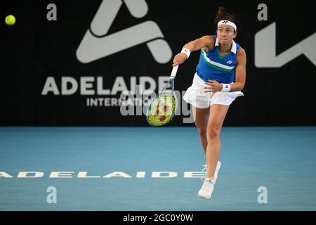 ADELAIDE, AUSTRALIA - FEBBRAIO 22: Anastasija Sevastova di Lativa serve contro Caroline Garcia di Francia durante la loro partita singola il giorno uno del torneo internazionale di tennis di Adelaide a Memorial Drive il 22 febbraio 2021 ad Adelaide, Australia. Credit: Peter Mundy/Speed Media/Alamy Live News Foto Stock