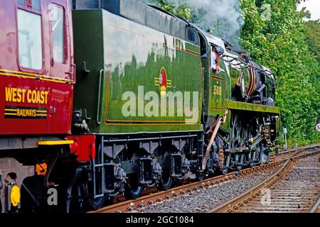 Merchant Navy Class N. 35018 British India Line in partenza da York, Scarborough Spa Express, Inghilterra, 5 agosto 2021 Foto Stock