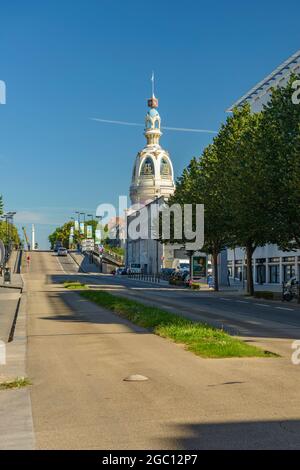 FRANCIA, LOIRE-ATLANTIQUE (44), NANTES, AVENUE CARNOT ET LA TOUR LU (LE LIEU UNIQUE) Foto Stock