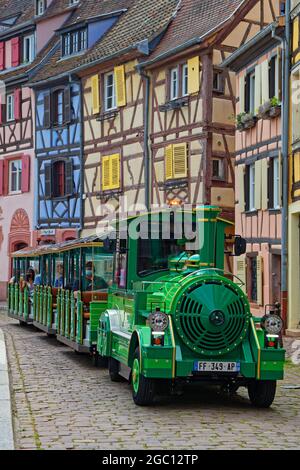 COLMAR, FRANCIA, 27 giugno 2021 : piccolo treno turistico nelle strade antiche. La città ha un ricco patrimonio architettonico, tra cui la collegiata, diverse conve Foto Stock