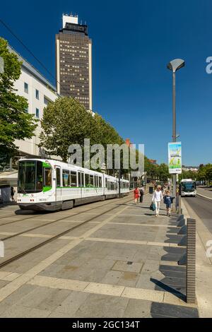 FRANCIA, LOIRE-ATLANTIQUE (44), NANTES, COURS DES 50 OTAGES, LINEA 2 DEL TRAM E TOUR DE BRETAGNE Foto Stock