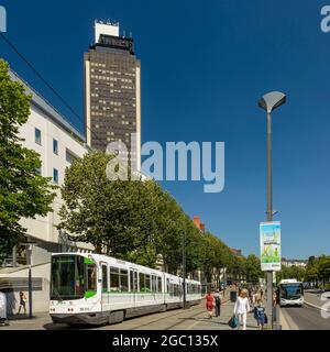 FRANCIA, LOIRE-ATLANTIQUE (44), NANTES, COURS DES 50 OTAGES, LINEA 2 DEL TRAM E TOUR DE BRETAGNE Foto Stock