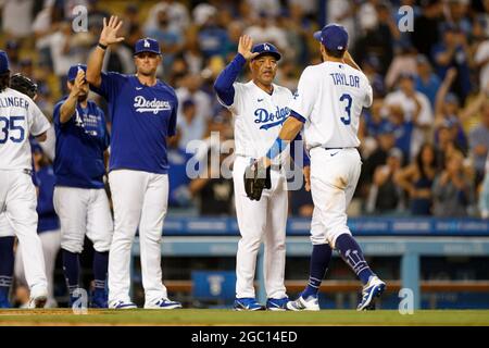 Dave Roberts, manager di Los Angeles Dodgers, celebra la vittoria dei Dodgers dopo una partita di stagione regolare della MLB contro gli Houston Astros, mercoledì 4 agosto Foto Stock