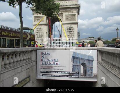 Parigi, Francia. 04 agosto 2021. Un banner pubblicizza il prossimo Christo Wrapping dell'Arco di Trionfo di Parigi, già coperto da ponteggi. Anche prima dell'inaugurazione ufficiale, il 18 settembre, del progetto progettato mentre l'artista era ancora vivo, i preparativi stanno attirando numerosi spettatori. Cristo morì il 31 maggio 2020 a New York all'età di 84 anni. (A dpa '60 anni dopo l'idea: L'Arco di Trionfo di Parigi sarà coperto') Credit: Sabine Glaubitz/dpa/Alamy Live News Foto Stock