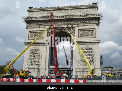 Parigi, Francia. 04 agosto 2021. Gru e impalcature fotografate prima dell'imminente impacchettamento del Cristo dell'Arco di Trionfo a Parigi. Anche prima dell'inaugurazione ufficiale, il 18 settembre, del progetto progettato mentre l'artista era ancora vivo, i preparativi stanno attirando numerosi spettatori. Cristo morì il 31 maggio 2020 a New York all'età di 84 anni. (A dpa '60 anni dopo l'idea: L'Arco di Trionfo di Parigi sarà coperto') Credit: Sabine Glaubitz/dpa/Alamy Live News Foto Stock