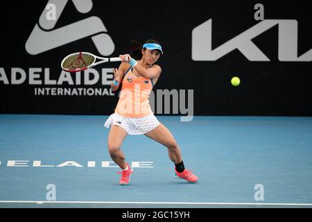 ADELAIDE, AUSTRALIA - FEBBRAIO 24: Misaki Doi del Giappone gioca un colpo contro Belinda Bencic della Svizzera durante la loro partita singola il terzo giorno del torneo internazionale di tennis di Adelaide a Memorial Drive il 24 febbraio 2021 ad Adelaide, Australia. (Foto di Peter Mundy/Speed Media/Icon Sportswire) Credit: Peter Mundy/Speed Media/Alamy Live News Foto Stock