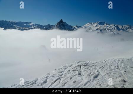 FRANCIA, SAVOIA (73), SAINT-BON-TARENTAISE, COURCHEVEL, AIGUILLE DU FRUIT E AIGUILLE DE P?CLET E MARE DI NUVOLE DALLA CIMA DEL SAULIRE Foto Stock