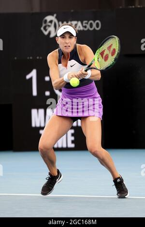 ADELAIDE, AUSTRALIA - FEBBRAIO 24: Il Belinda Bencic della Svizzera gioca un colpo contro Misaki Doi del Giappone durante la loro partita singola il terzo giorno del torneo internazionale di tennis di Adelaide a Memorial Drive il 24 febbraio 2021 ad Adelaide, Australia. (Foto di Peter Mundy/Speed Media/Icon Sportswire) Credit: Peter Mundy/Speed Media/Alamy Live News Foto Stock