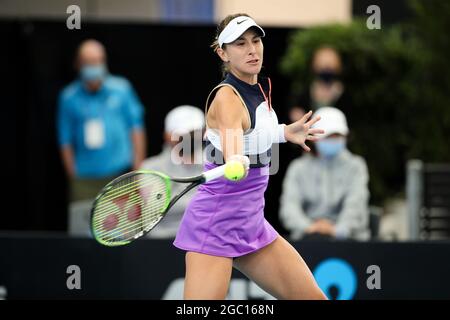 ADELAIDE, AUSTRALIA - FEBBRAIO 24: Il Belinda Bencic della Svizzera gioca un colpo contro Misaki Doi del Giappone durante la loro partita singola il terzo giorno del torneo internazionale di tennis di Adelaide a Memorial Drive il 24 febbraio 2021 ad Adelaide, Australia. (Foto di Peter Mundy/Speed Media/Icon Sportswire) Credit: Peter Mundy/Speed Media/Alamy Live News Foto Stock