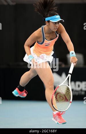 ADELAIDE, AUSTRALIA - FEBBRAIO 24: Misaki Doi del Giappone serve la palla contro Belinda Bencic della Svizzera durante la loro partita singola il terzo giorno del torneo internazionale di tennis di Adelaide a Memorial Drive il 24 febbraio 2021 ad Adelaide, Australia. (Foto di Peter Mundy/Speed Media/Icon Sportswire) Credit: Peter Mundy/Speed Media/Alamy Live News Foto Stock