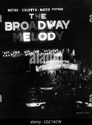 Astor Theatre a New York mostra BESSIE LOVE ANITA PAGINA e CHARLES KING in All Talking All Singing All Dancing THE BROADWAY MELODY 1929 regista HARRY BEAUMONT storia Edmund Goulding musica Nacio Herb Brown testi Arthur Freed Metro Goldwyn Mayer Foto Stock