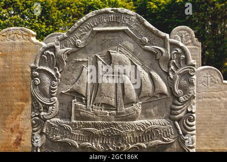 Talking Gravestones di Amrum al cimitero della Chiesa di San Clemens nel villaggio di Nebel, Germania, Schleswig-Holstein, Frisia settentrionale, Amrum Foto Stock