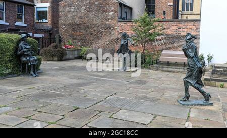 Tre sculture dello scultore George Fullard, dal titolo 'Altro e Bambino', 'Donna arrabbiata' e Running'Donna', Sheffield, Inghilterra, Regno Unito Foto Stock