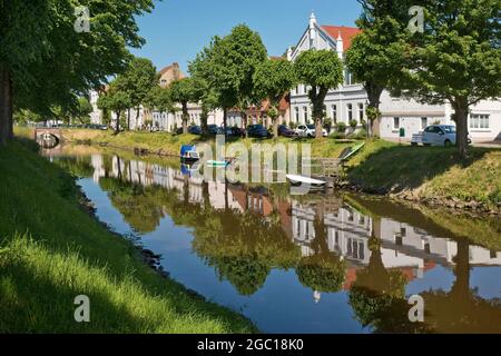 canale e fila di case, Germania, Schleswig-Holstein, Frisia settentrionale, Friedrichstadt Foto Stock