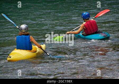 Due kayak al rafting sulle rapide, in Austria Foto Stock