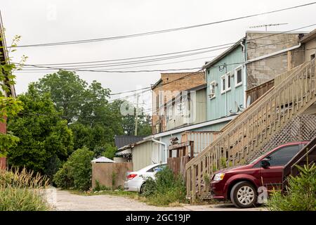 Vicolo posteriore e vicolo di alloggiamento di fila in Ontario, Canada. Auto parcheggiate in vialetti. Foto Stock