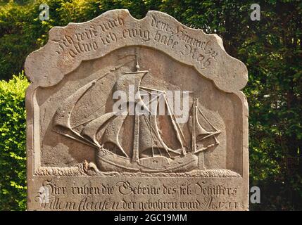 Talking Gravestones di Amrum al cimitero della Chiesa di San Clemens nel villaggio di Nebel, Germania, Schleswig-Holstein, Frisia settentrionale, Amrum Foto Stock