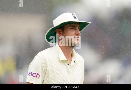 Stuart Broad in Inghilterra si ferma mentre la pioggia gioca durante il terzo giorno del primo test match di Cinch a Trent Bridge, Nottingham. Data immagine: Venerdì 6 agosto 2021. Foto Stock