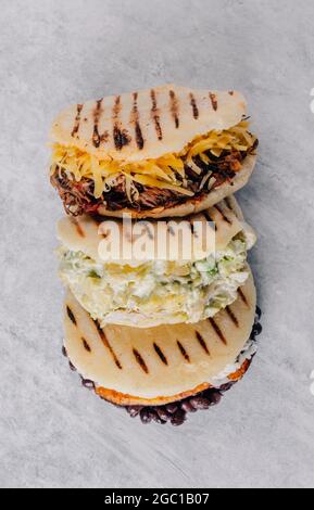 Vista dall'alto delle arepas, colazione in Colombia e Venezuela, fatta con farina di mais Foto Stock