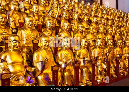 Statue di arhats (gli uomini hanno raggiunto il nirvana) nel tempio buddista di Longhua a Shanghai, Cina Foto Stock